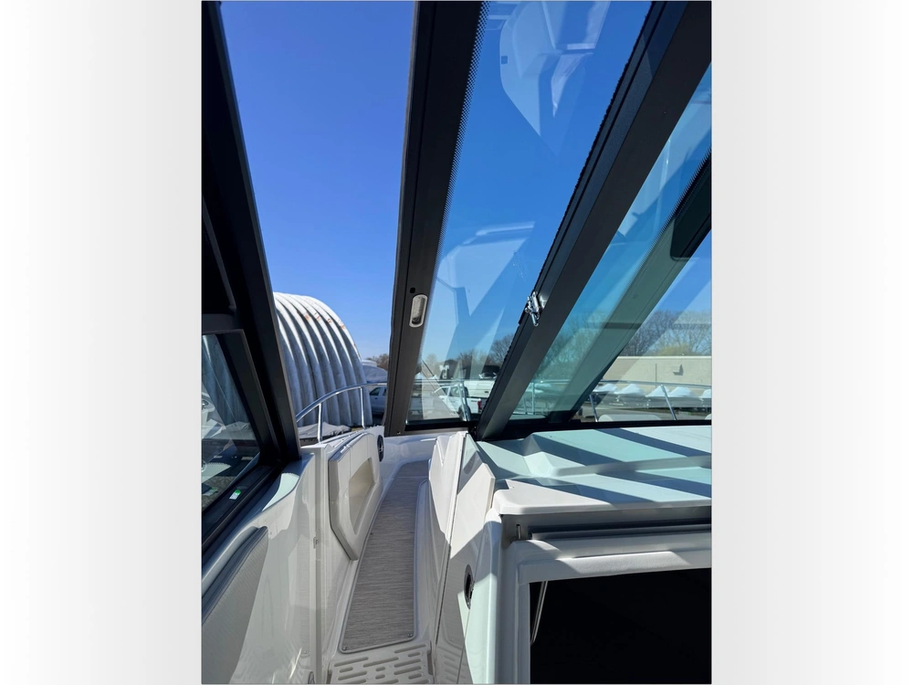 2025 Sea Ray Sundancer 320 alt