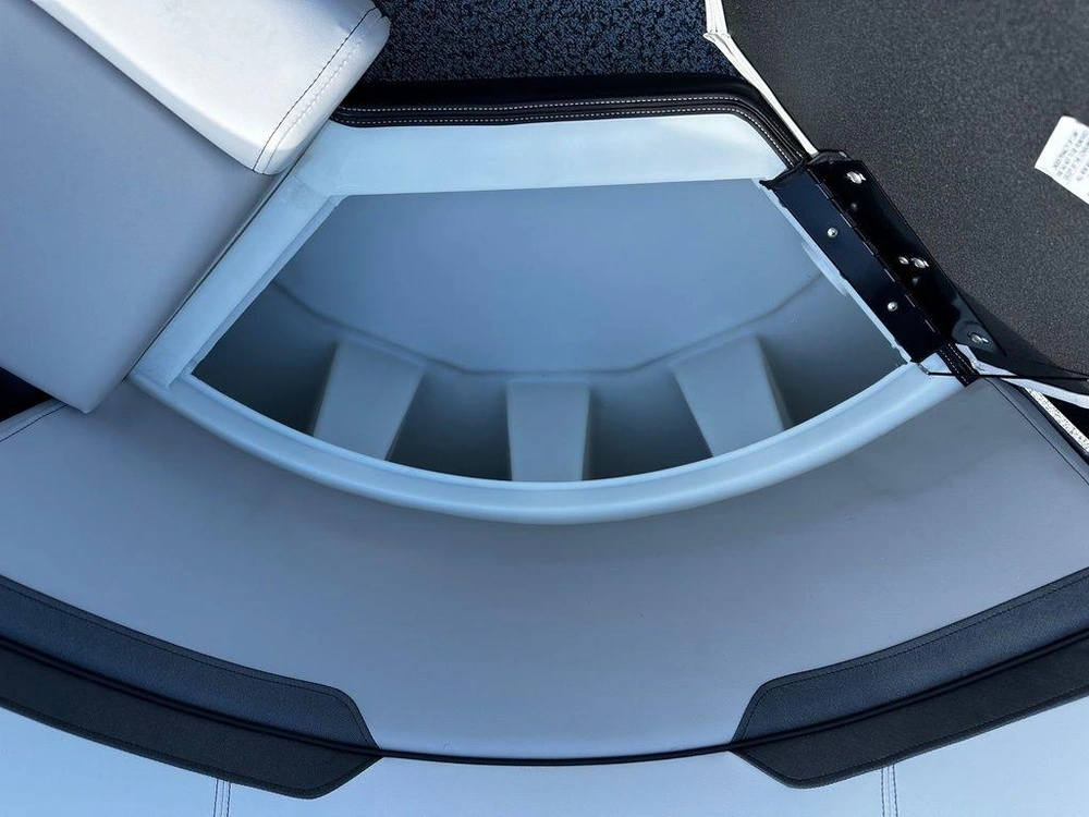 2025 Montego Bay 8518 Deluxe Cruising alt