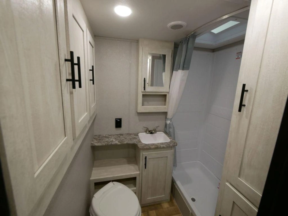 2022 Shasta 25rb alt