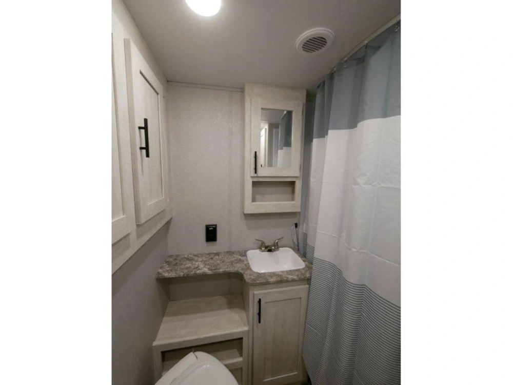 2022 Shasta 25rb alt