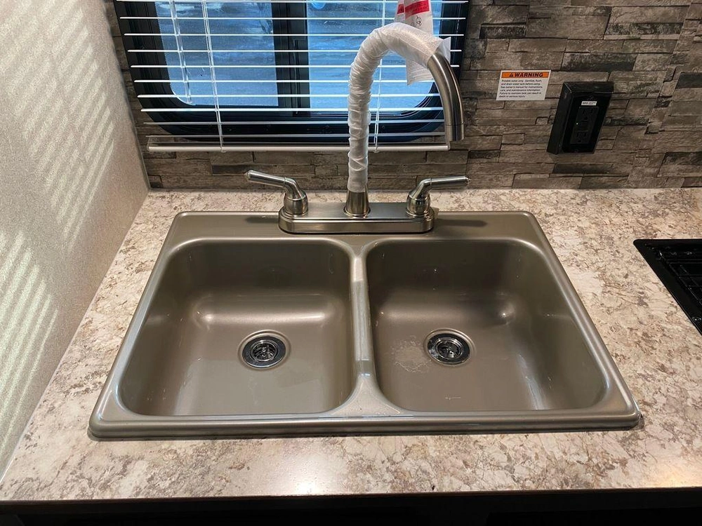 2023 Sunset Park Rv 16bh alt