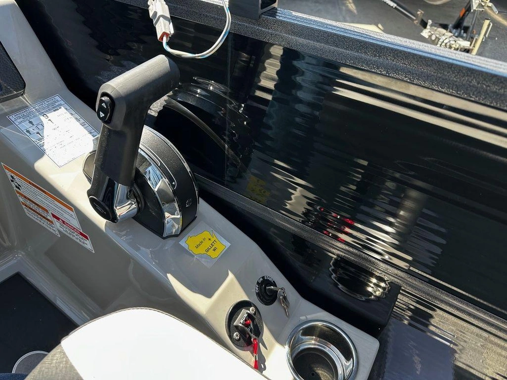 2025 Montego Bay 8520 Deluxe Cruising Pontoon alt