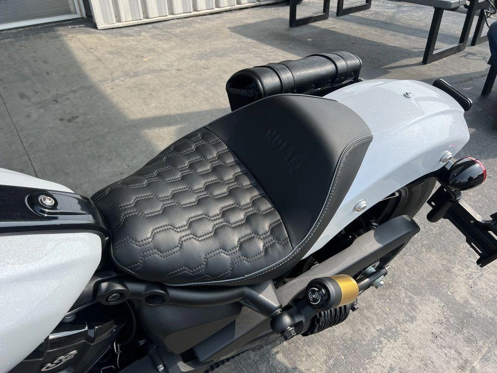 2025 Indian Motorcycle 101 Scout® Ghost White Metallic With Graphics alt