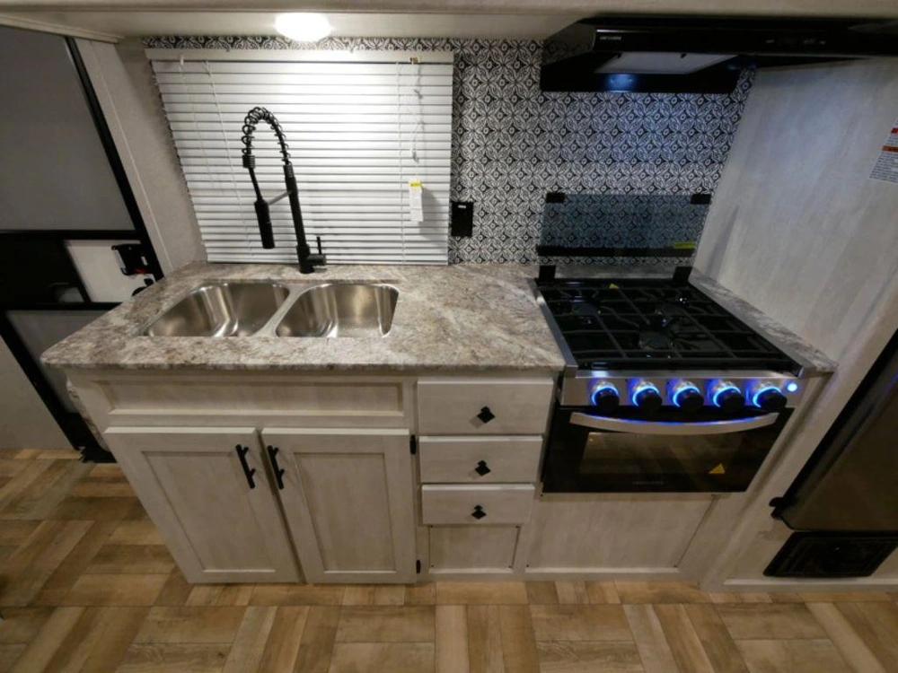 2022 Shasta 25rb alt