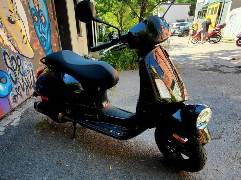 2024 Vespa GTV300 thumbnail 3
