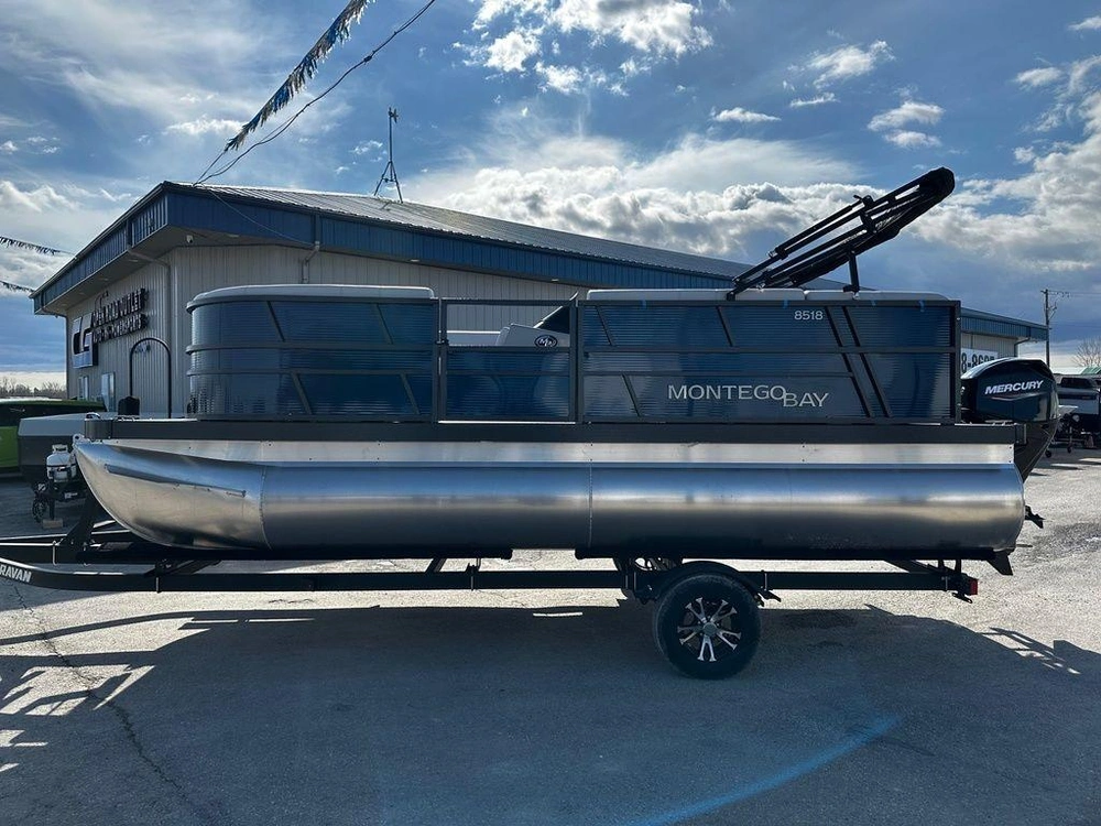 2025 Montego Bay 8518 Deluxe Cruising alt