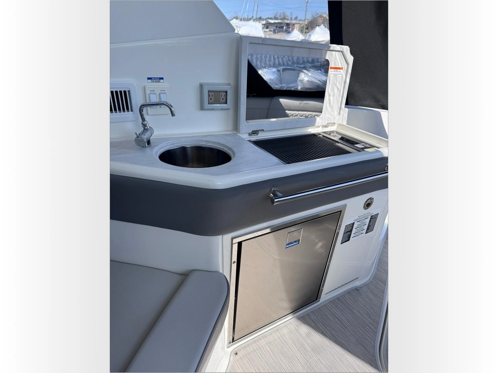 2025 Sea Ray Sundancer 320 alt