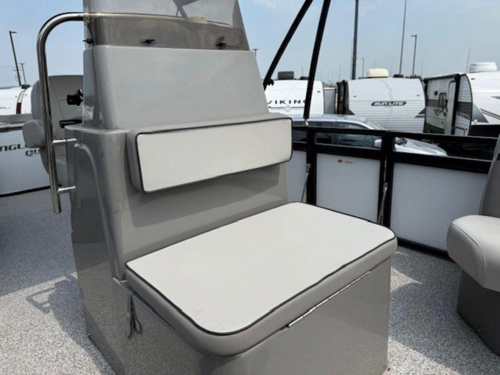 2023 Angler Qwest 8522 All Sport 2-tube alt