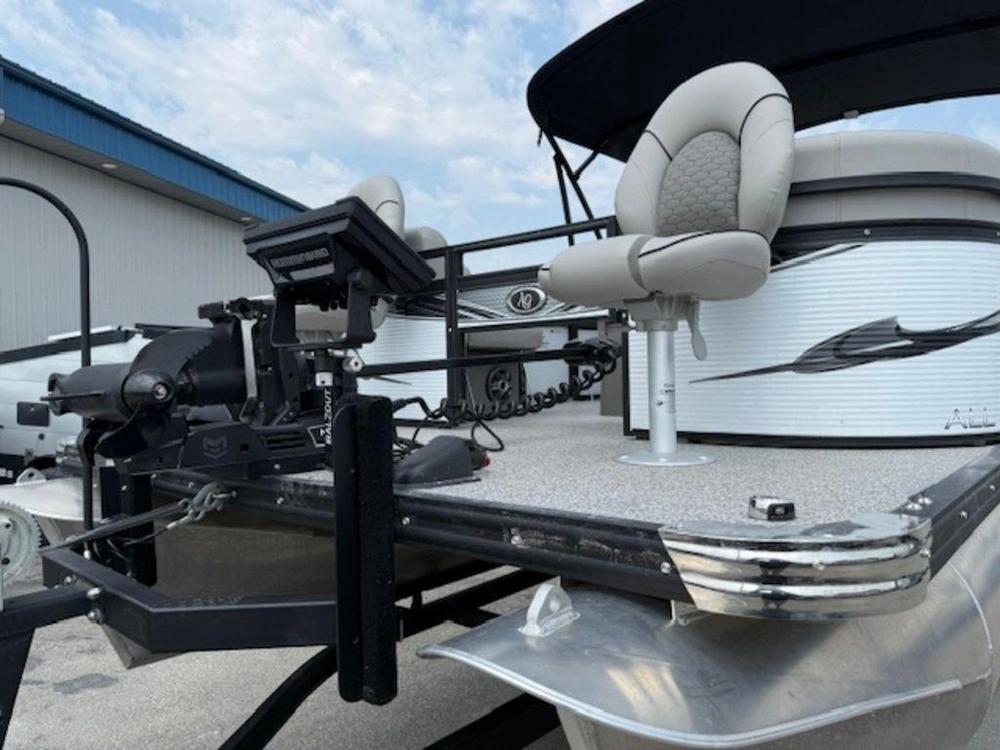 2023 Angler Qwest 8522 All Sport 2-tube alt