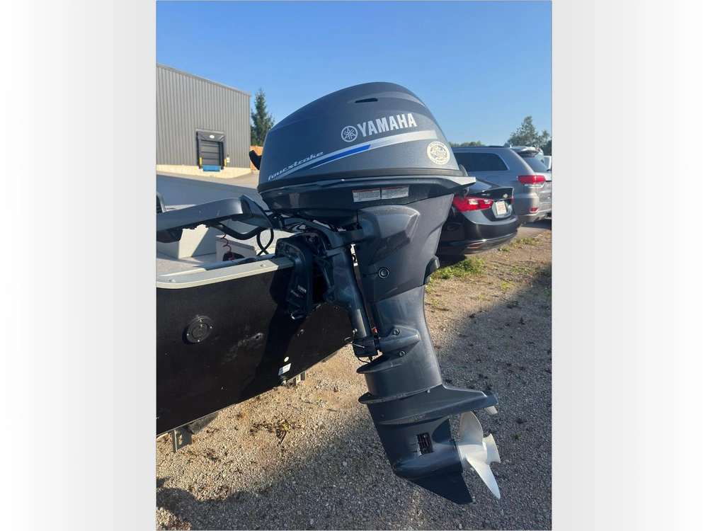 2021 Alumacraft V-16 alt