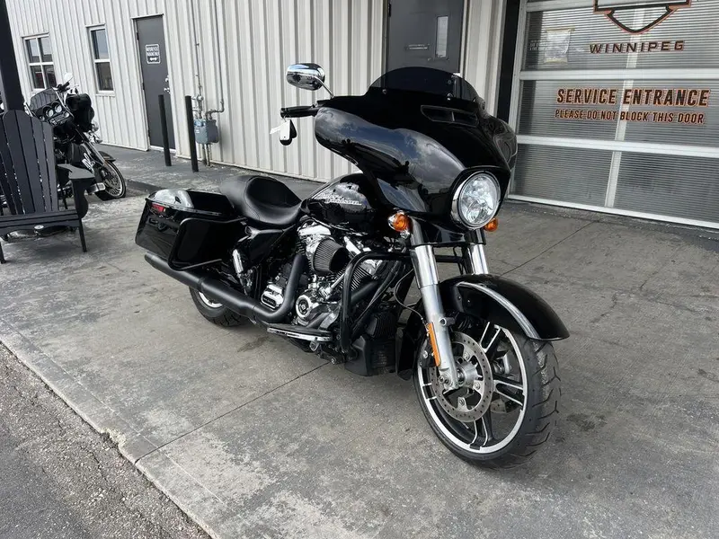 2017 Harley-Davidson FLHXS - Street Glide® Special thumbnail 2