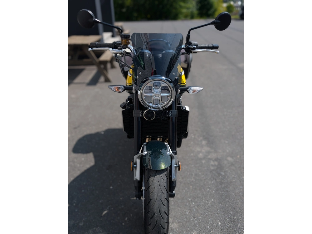 Kawasaki Zr 900 Rs Comparable: Yamaha Xsr900 -ducati Scrambler 1100 - Guzzi V7 Stone 2024 alt