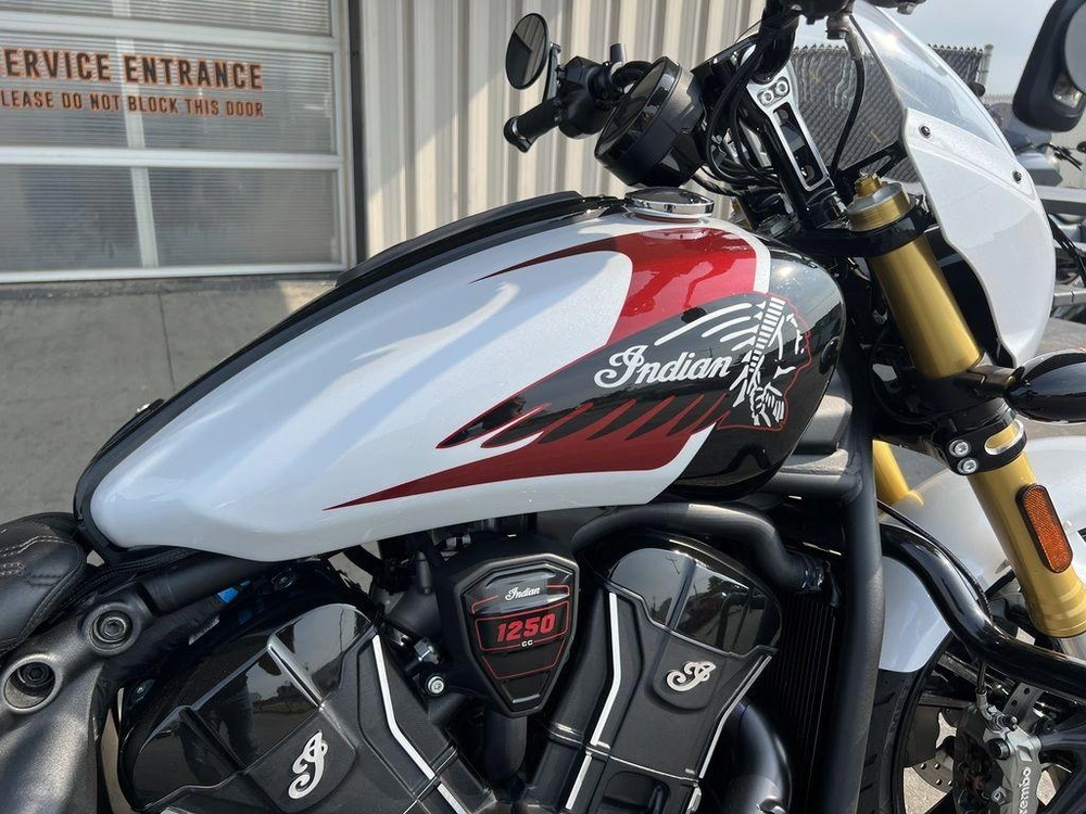 2025 Indian Motorcycle 101 Scout® Ghost White Metallic With Graphics alt