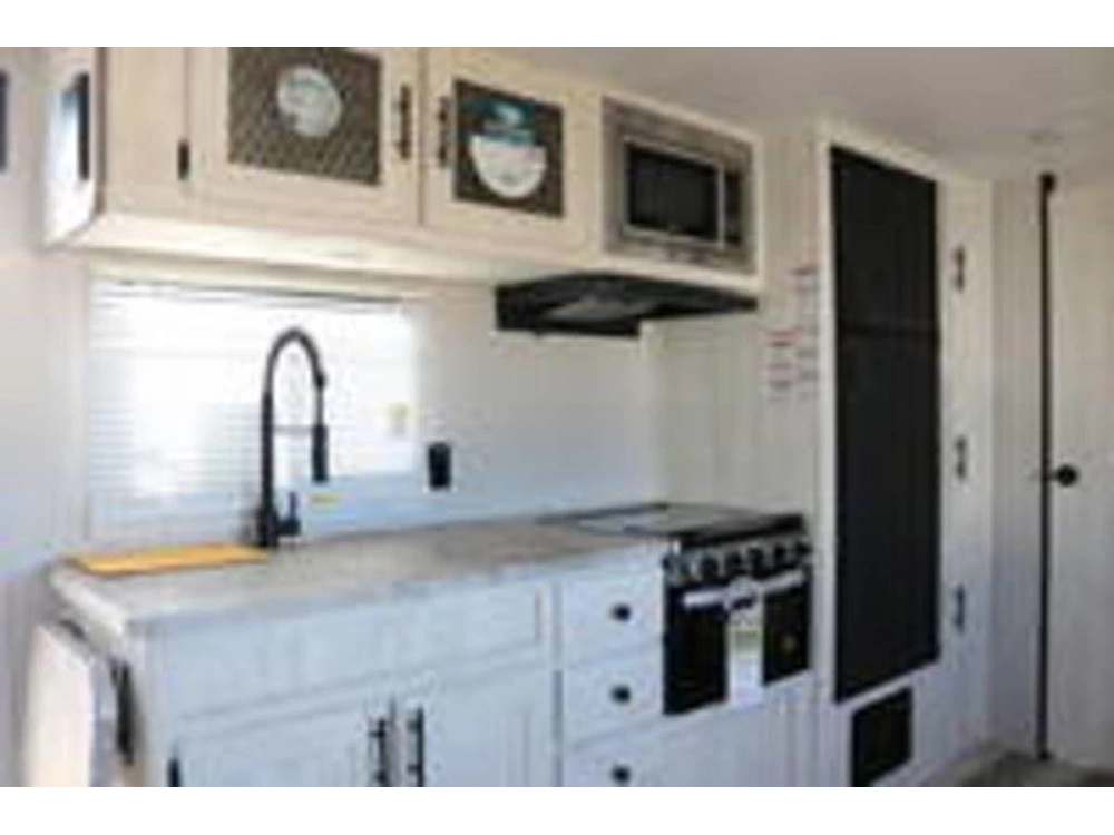 2022 Shasta 25rb alt