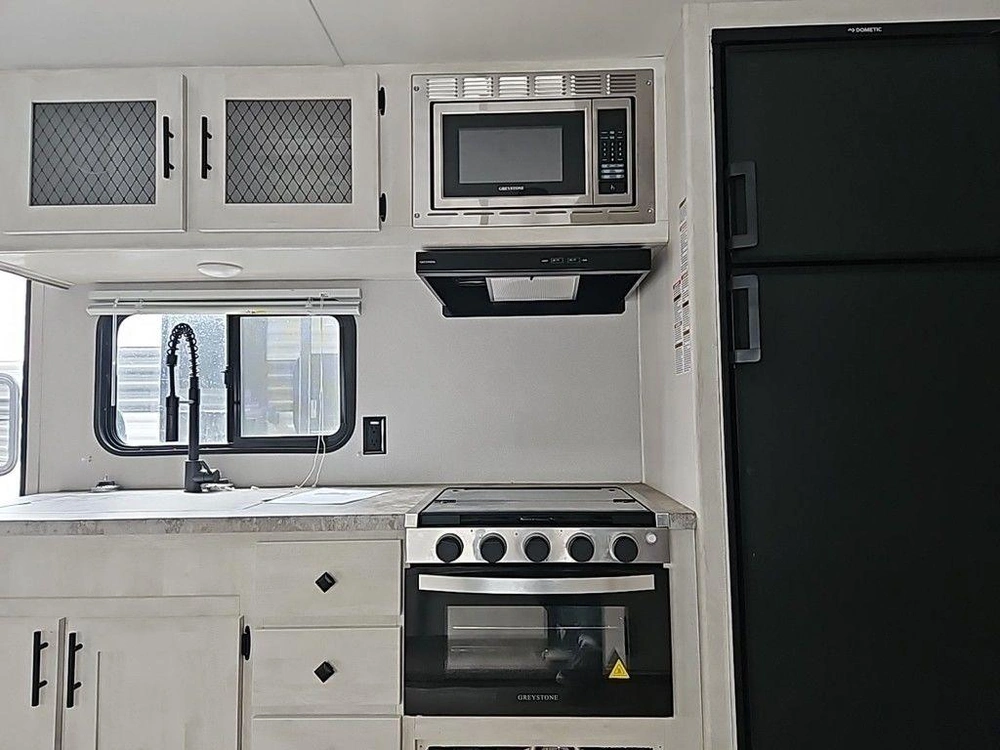 2022 Shasta 25rb alt