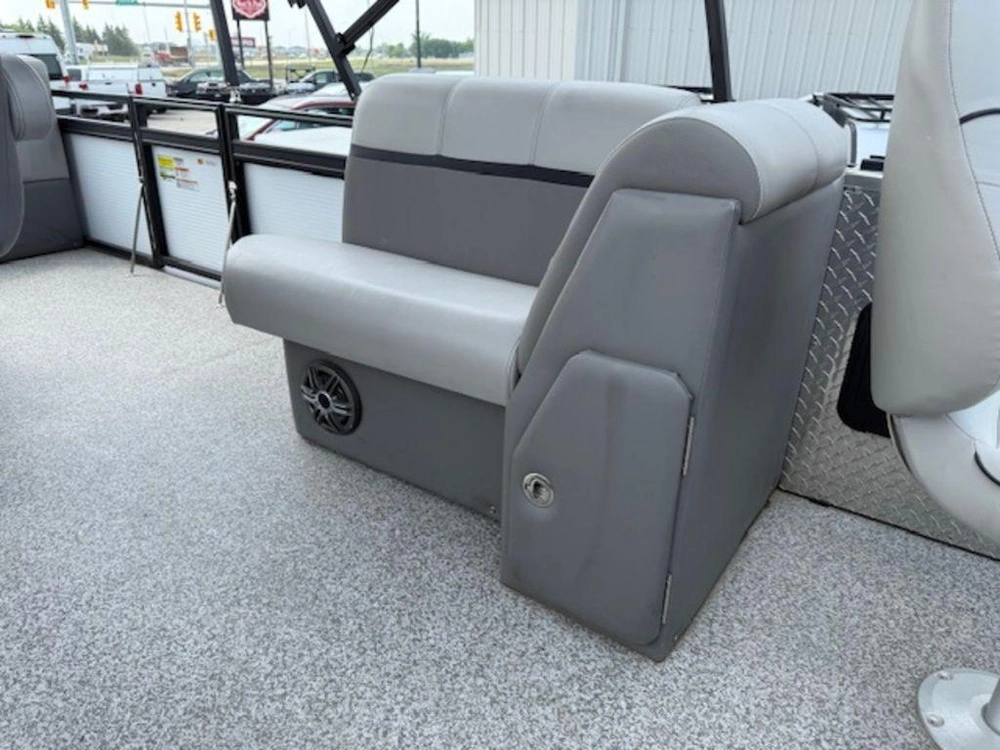 2023 Angler Qwest 8522 All Sport 2-tube alt