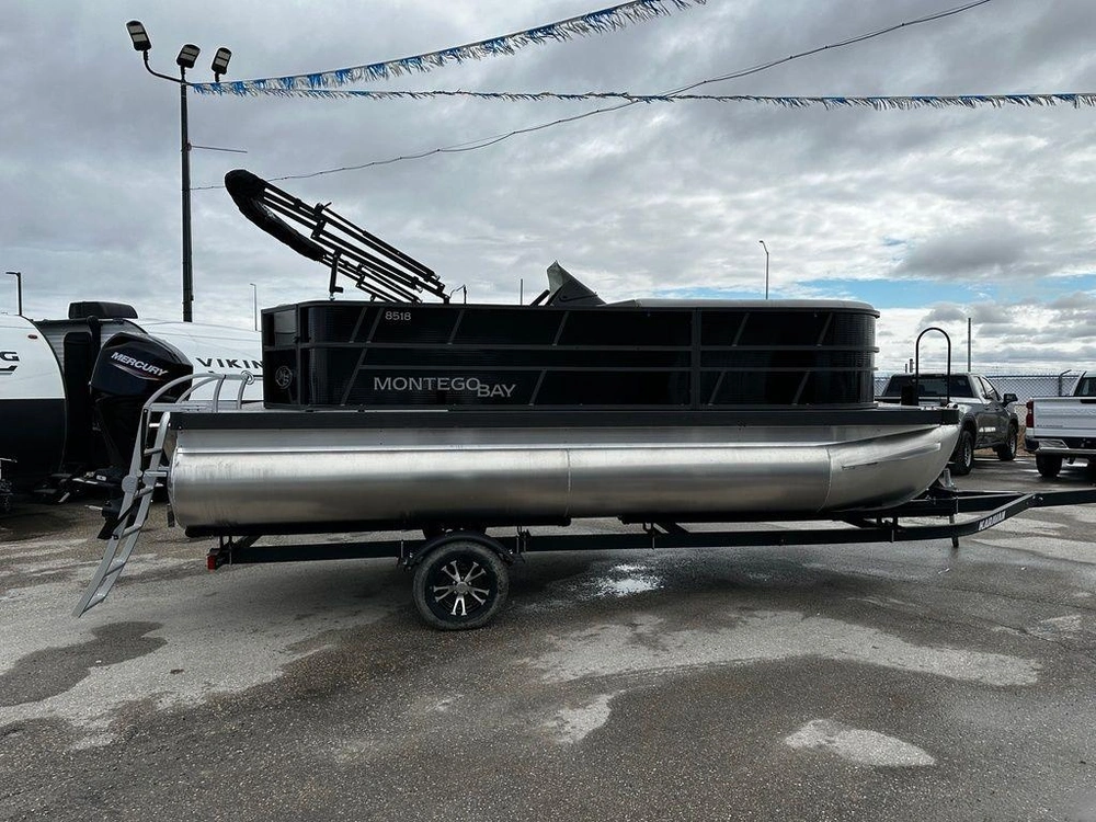 2025 Montego Bay 8518 Deluxe Cruising alt