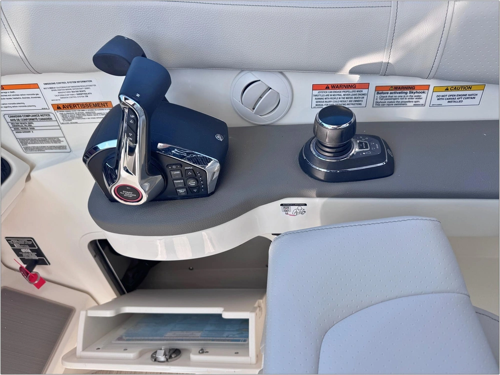 2025 Sea Ray Sundancer 320 alt