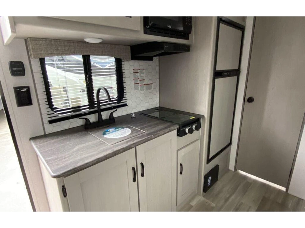 2023 Coachmen 18bhs alt