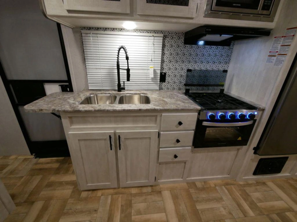 2022 Shasta 25rb alt