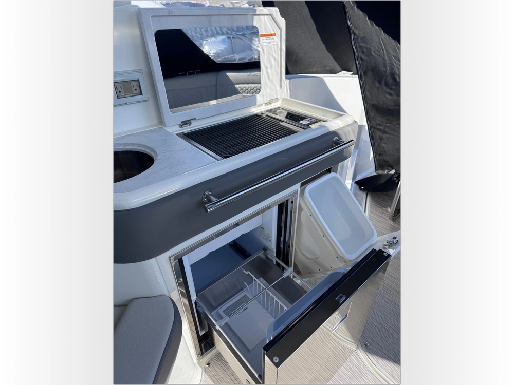 2025 Sea Ray Sundancer 320 alt