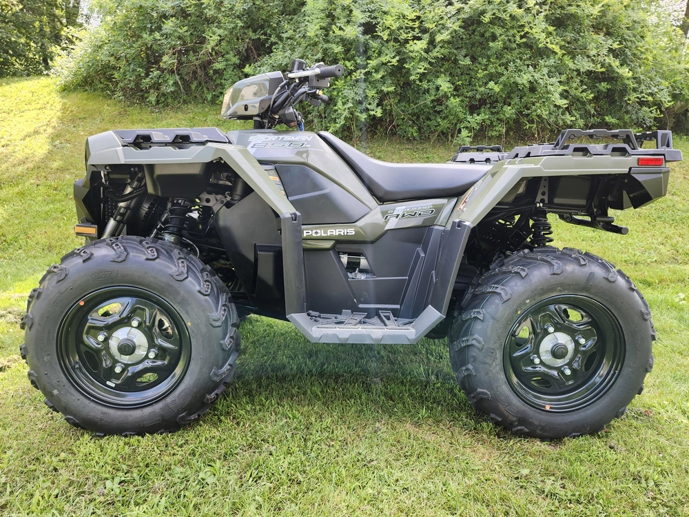 2025 Polaris Sportsman 850 - Sage Green Moteur Bicylindre Vs Kingquad 750 alt