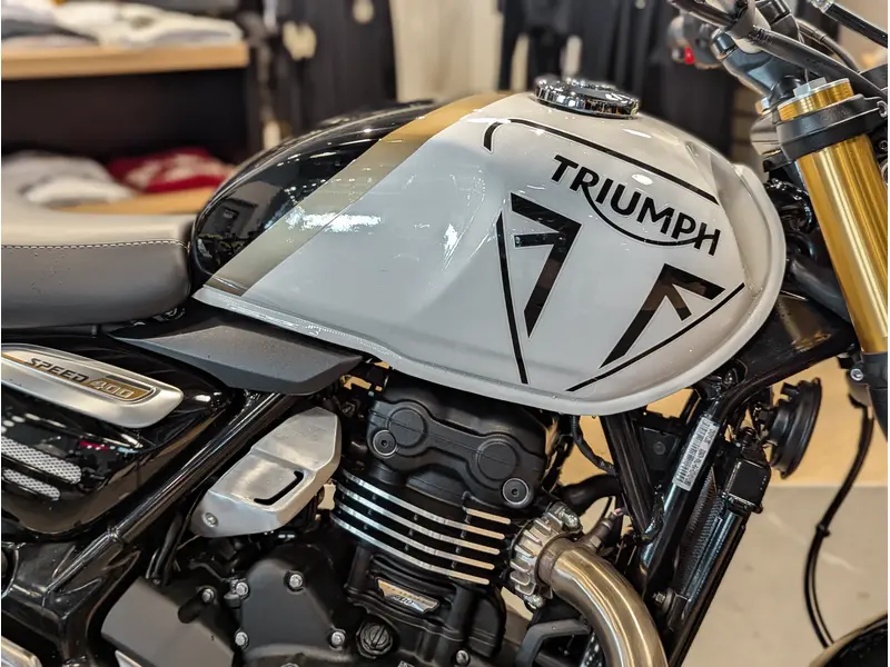 2026 Triumph Speed 400 // Pearl Metallic White/Phantom Black