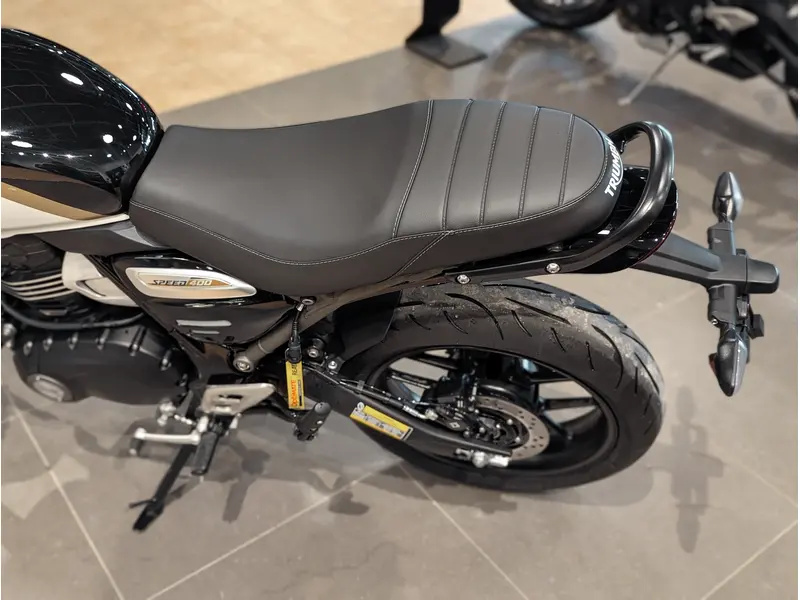 2026 Triumph Speed 400 // Pearl Metallic White/Phantom Black