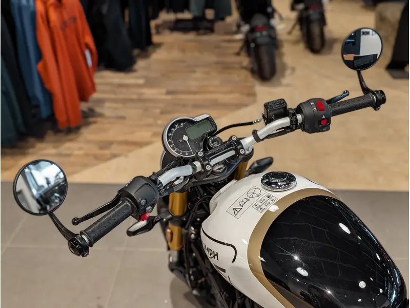 2026 Triumph Speed 400 // Pearl Metallic White/Phantom Black