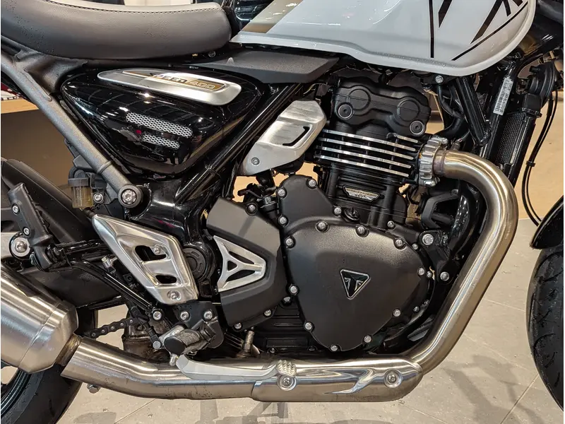 2026 Triumph Speed 400 // Pearl Metallic White/Phantom Black