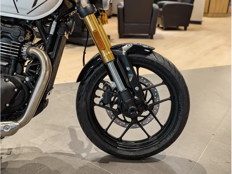 2026 Triumph Speed 400 // Pearl Metallic White/Phantom Black