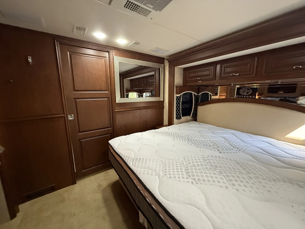 Entegra Coach Aspire 42rbq 2011 alt