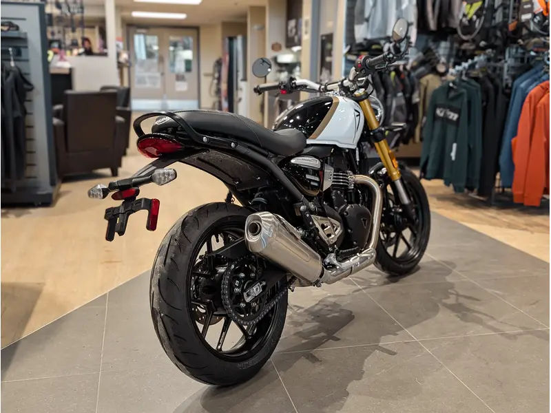 2026 Triumph Speed 400 // Pearl Metallic White/Phantom Black