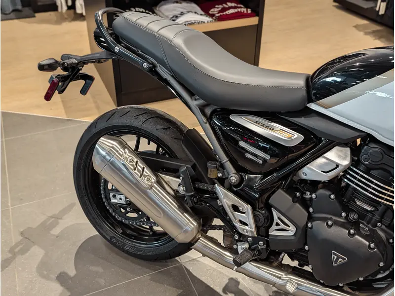 2026 Triumph Speed 400 // Pearl Metallic White/Phantom Black