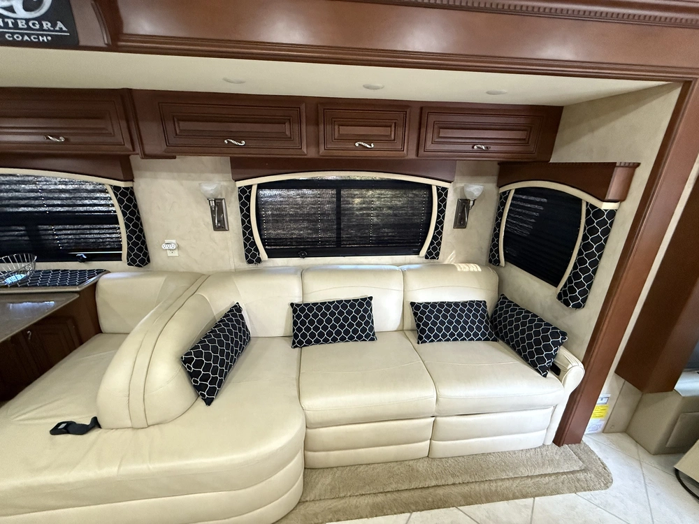 Entegra Coach Aspire 42rbq 2011 alt