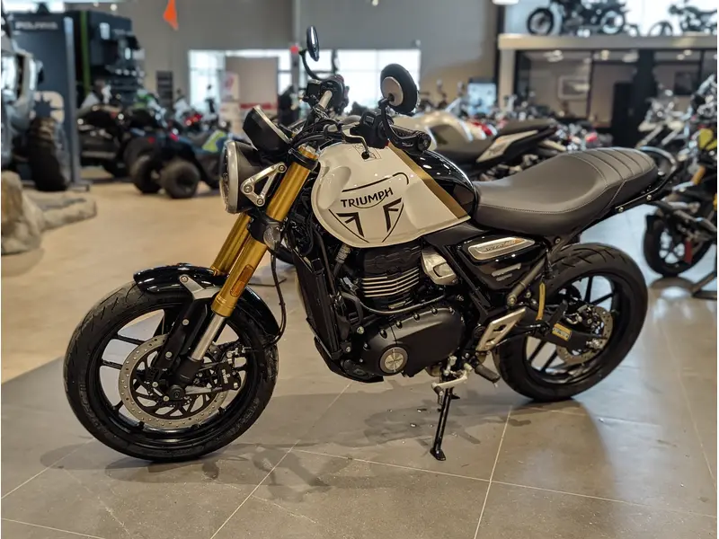 2026 Triumph Speed 400 // Pearl Metallic White/Phantom Black