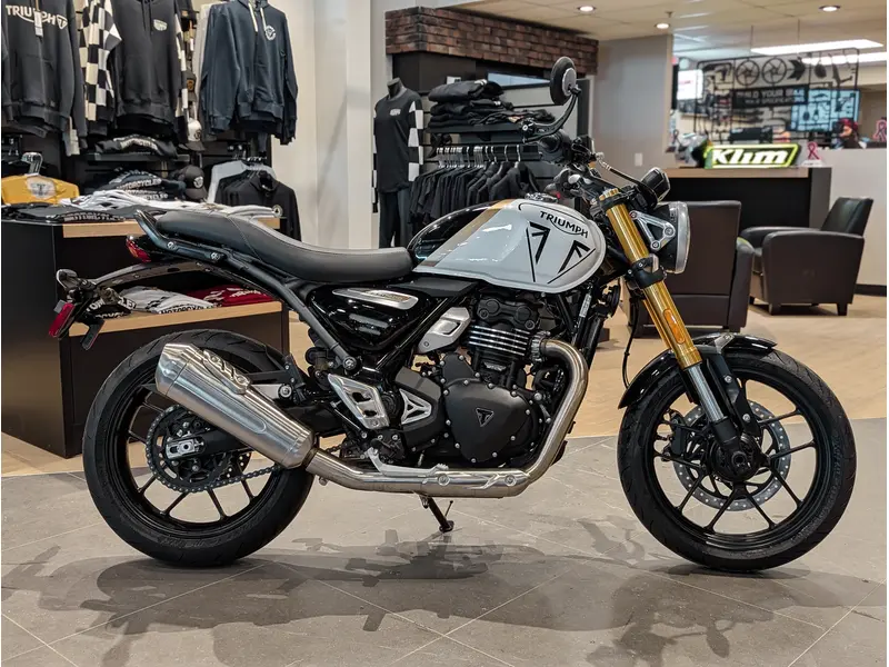 2026 Triumph Speed 400 // Pearl Metallic White/Phantom Black