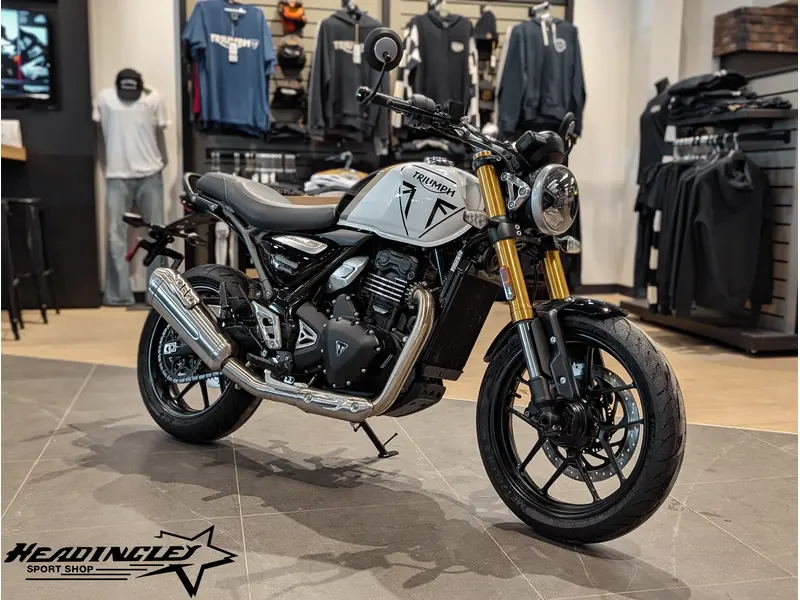 2026 Triumph Speed 400 // Pearl Metallic White/Phantom Black