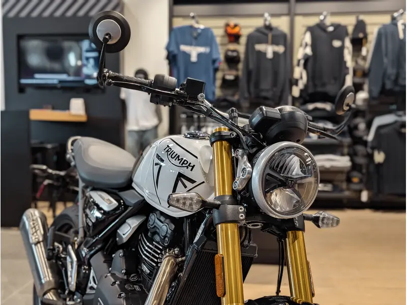 2026 Triumph Speed 400 // Pearl Metallic White/Phantom Black