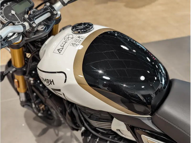 2026 Triumph Speed 400 // Pearl Metallic White/Phantom Black