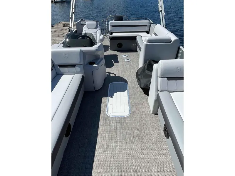 Godfrey Marine MC235DFL 2024