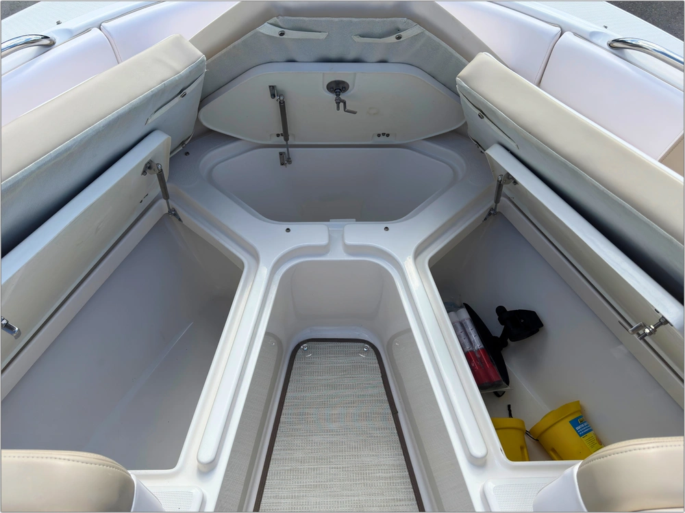 2018 Robalo R227 alt