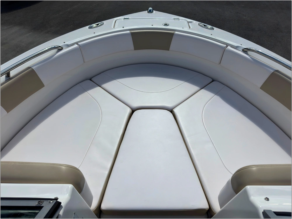 2018 Robalo R227 alt