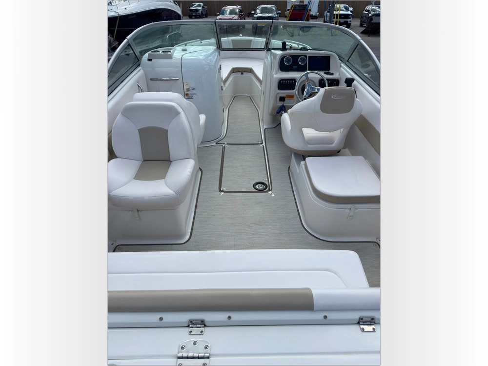 2018 Robalo R227 alt