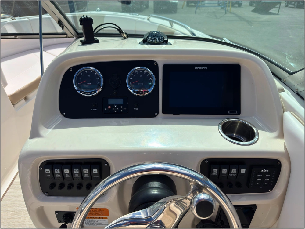 2018 Robalo R227 alt