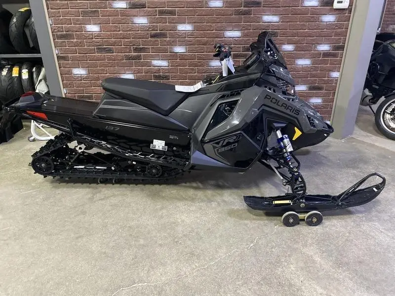 Polaris INDY VR1 850 137 2025