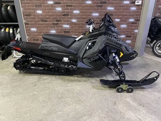 Polaris INDYVR1 BOOST 137 2025 - Shadow Gray / Gloss Black