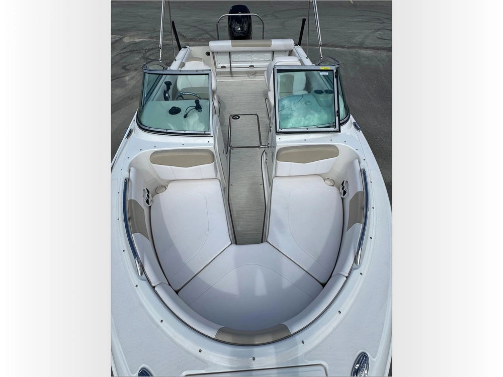 2018 Robalo R227 alt