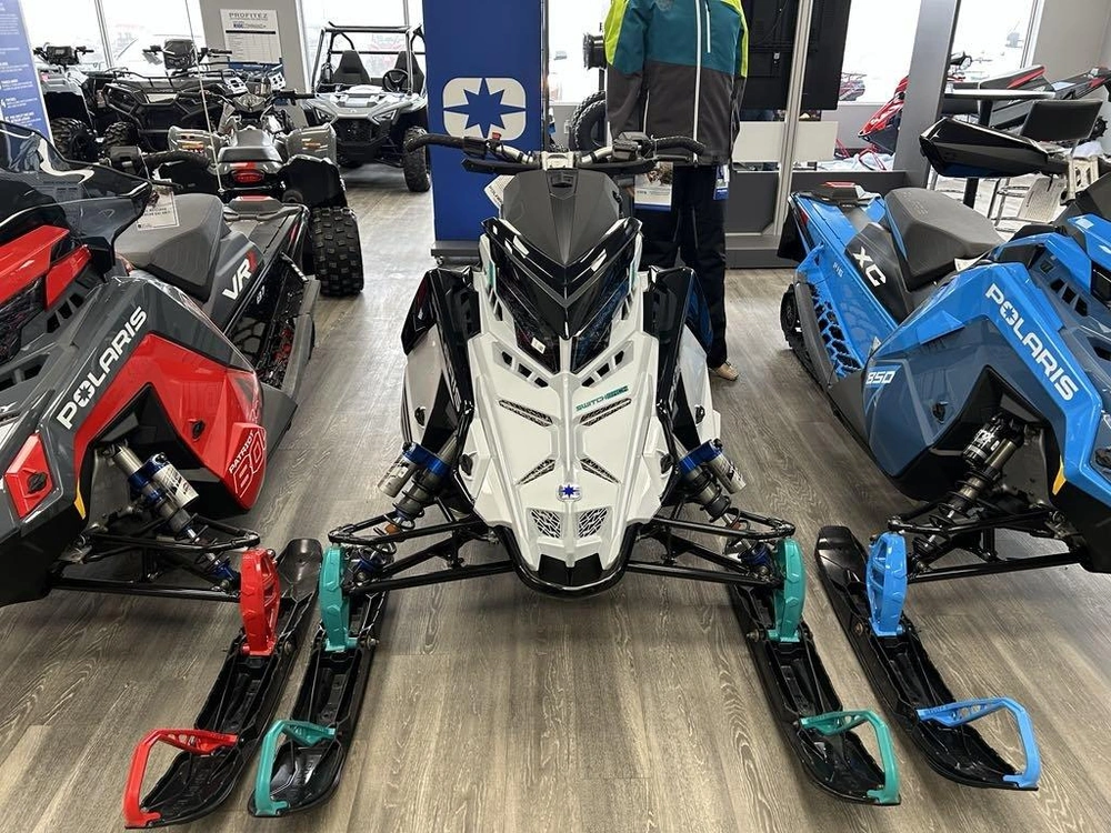 2025 Polaris Switchback 9r 146 E.s 2.0 White Metallic & Radiant Green alt