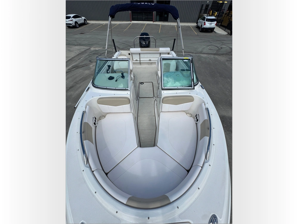 2018 Robalo R227 alt